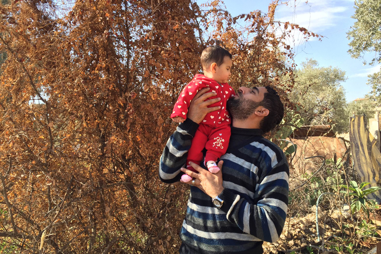 Ammar Ahamd mit seiner Tochter Mella. Moadamiyeh 2016. Foto: Privat