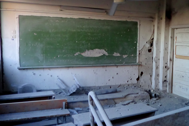 Ein durch Assad Truppen zerstörtes Klassenzimmer in einer Schule in Moadamiyeh. Moadamiyeh 2015. Foto: Mahmoud Dawn