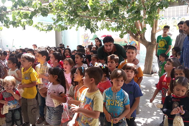 Beitrag_Voice4_Adnan with the children