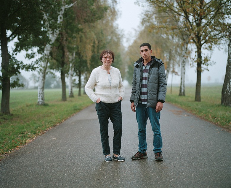 Mohammad und Doris. Doris bietet in ihrem Hotel Mohammad (und weiteren Syrern) Unterkunft - mit einem lachenden Auge und einem weinenden, da teilweise die Gaeste in Anbetracht der Fluechtlinge wieder abreisen.