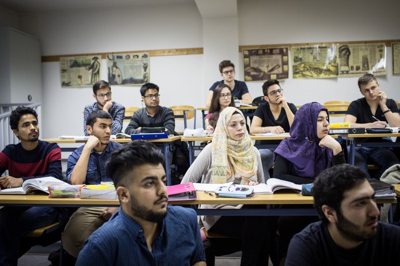 Bild von Ruaa Abu Rashed mit anderen Schülern, die das Studienkolleg in Nordhausen besucht, um sich auf ein Medizinstudium in Deutschland vorzubereiten.