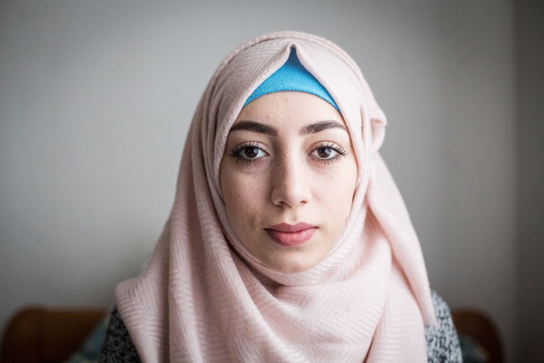 Bild von Ghena Abu Rashed (17). Sie ist noch Schülerin. Sie trägt ihren Glauben mit Stolz: Als sie für ein Praktikum in einem Krankenhaus vorsprechen wollte, ist sie wegen ihrem Kopftuch abgewiesen worden. 2016urg, Germany, NEW ARRIVALS, DER SPIEGEL