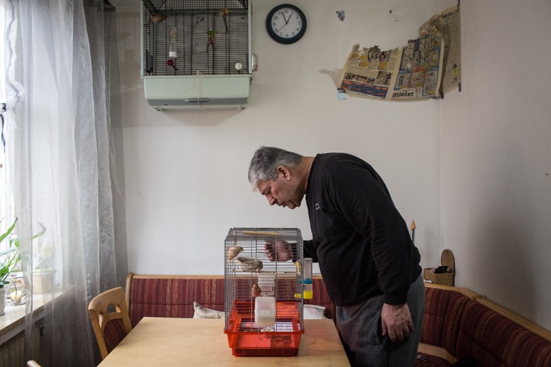 Bild des Vaters Umar Abu Rashed (55), der in Damaskus einen Bauernhof bewirtschaftete, groß wie sieben Fußballfelder. Es macht ihm zu schaffen, dass er vom Jobcenter abhängig ist. Jetzt verbringt er die Zeit, die ihm neben dem Deutschkurs bleibt, in seinem Schrebergarten.