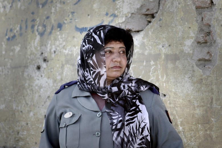 Sergeant Nasima bewacht als Polizistin seit einem Jahr zusammen mit einer Kollegin den Frauengarten in Kabul. Ihre Aufgabe ist? Selbstmordattentäter, die Sprengstoff unter der Burka verstecken, aufzuhalten. Nasima hat einen gefährlichen Beruf als polizistin in Afghanistan. Polizistinnen werden immer wieder von den Taliban angegriffen. Afghanistan hat etwa 160.000 Polizisten, davon sind aber nur 1500 Frauen. Zurzeit hat sie keine Waffe. 