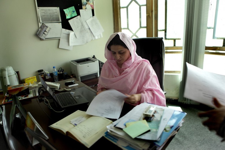 Hasina Safi ist Direktorin des „Afghan Women’s Education Center“ (AWEC). Dieses Center wurde in einem? Flüchtlingscamp in Pakistan gegründet. In dessen Statuten steht, dass nur eine Frau diese Organisation?leiten darf. Seit der Gründung arbeitet (AWEC) mit gefährdeten Frauen und Kindern. Eines der wichtigsten ?Aktivitäten von Frau Safi ist, Frauen durch die Mobilisierung der Gesellschaft zur Beseitigung von Gewalt?gegen sie, zu unterstützen. 