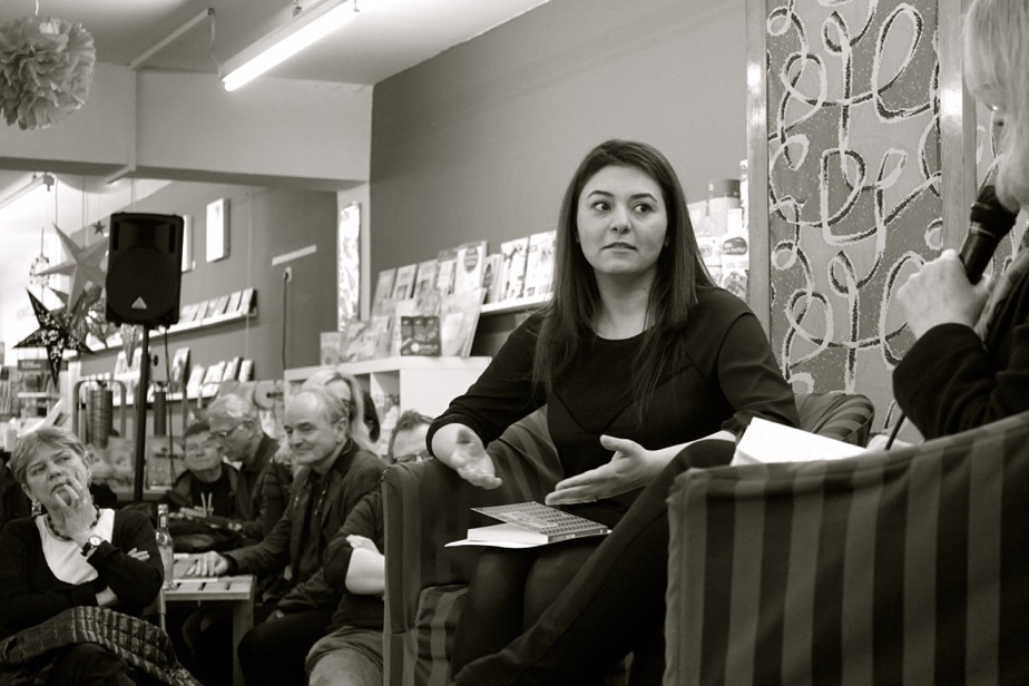Die Tochter des Autors, Dinan Hesso (li.) und Larissa Bender (re.), während der der Begegnungsort Buchhandlung-Veranstaltung am 10.03 im Buchladen Neusster Str. in Köln. Köln 2016. Foto: Privat