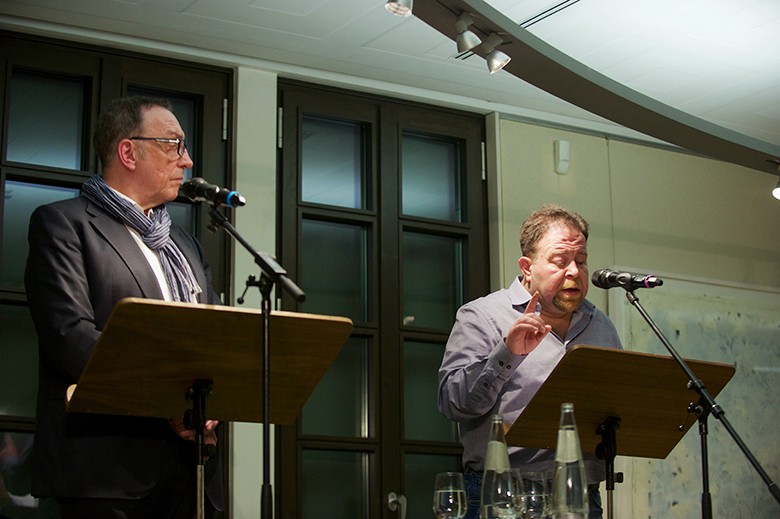 Deutschland, Berlin, 21, Welttag der Poesie feiert die Vielfalt von Sprache, Stiftung Brandenburger Tor, Max Liebermann Haus, Aref Hamza, Syrien (re.), Dr. Thomas Wohlfahrt, Leiter Haus für Poesie, © Rolf Zoellner.