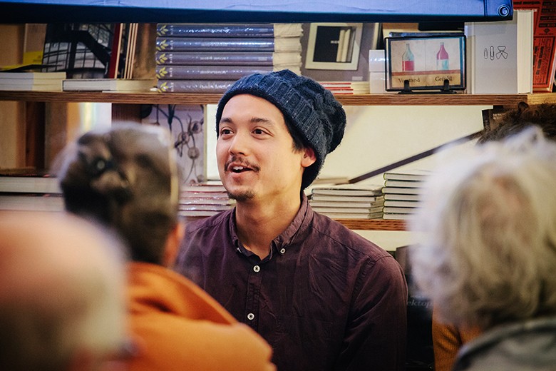 Bild von Sebastian Planck bei Literatur Moths in München. Foto: Verena Kathrei