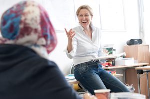 Die ehemalige Stewardess Anna Richter geht in ihrer Arbeit als Deutschlehrerin ganz auf. Foto: Jo Hempel