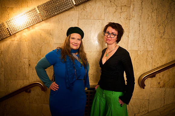 Tanka Dückers (links) und Natalka Sniadanko (rechts) im Maxim Gorki Theater im Anschluss an eine Lesung für "Weiter Schreiben Ukraine"